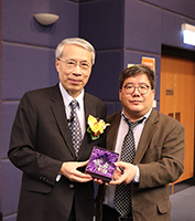 Prof  Chan Michael Kenneth (right) presents souvenir to Prof. Tsai Ming-Daw